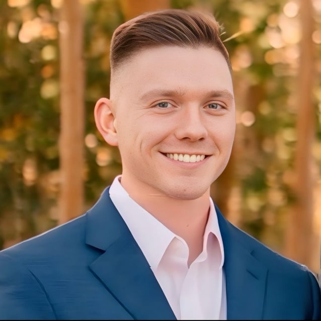 Adam Comoletti headshot