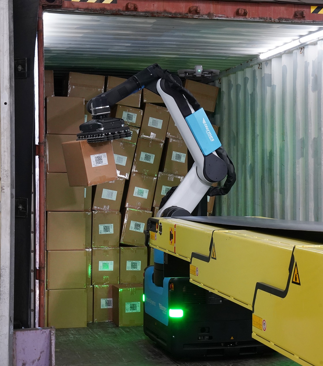 Stretch robot unloads cases in an Otto Group Hermes facility